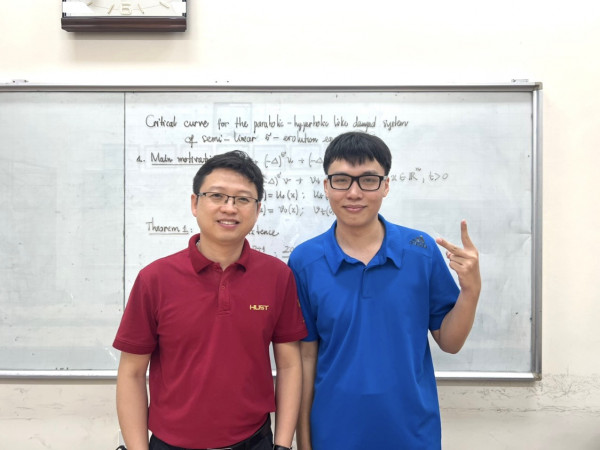 TS. Đào Tuấn Anh (áo đỏ) và sinh viên Dương Đình Văn